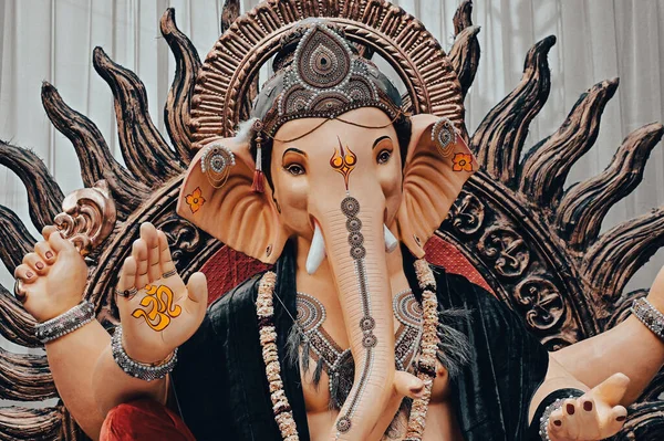 Heer Ganesh Donkere Kledij Kleuren Mooi Standbeeld Hoofdhindoeïstisch Godsbeeld Behang — Stockfoto
