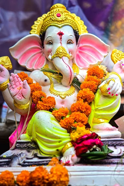 Posąg Lorda Ganesha Jasnych Kolorach Świeży Piękny Posąg Główny Hinduski — Zdjęcie stockowe
