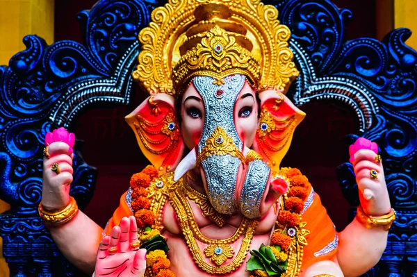 Heer Ganesh Goud Met Lotusbloemen Hoofdhindoeïstisch Godsbeeld Behang Hindoe God — Stockfoto