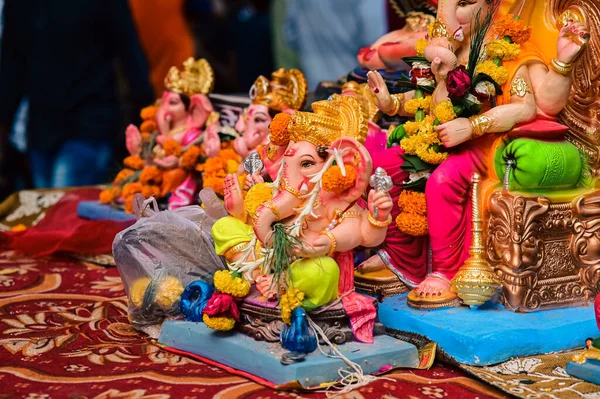 Rynek Pięknych Posągów Lorda Ganesha Świeże Kolory Dla Głównych Hinduskich — Zdjęcie stockowe