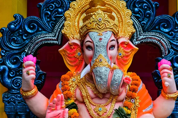Hindoe God Ganesh Standbeeld Heer Ganesh Goud Met Lotusbloemen Hoofdhindoeïstisch — Stockfoto