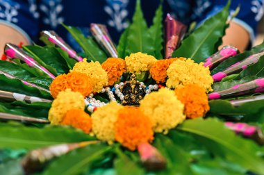 Mehendi töreninde çiçekli Ganesh heykeli. Hindistan Düğün Ayinlerinde Çiçek Dekorasyonu