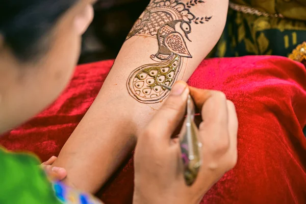 Aplicación Tatuaje Henna Las Manos Una Novia Brown Colors Henna — Foto de Stock
