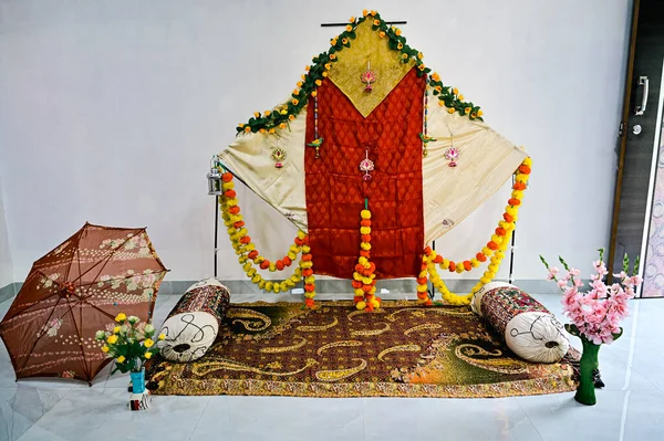 Gelin için Hint kınası seremonisi için zarif ve güzel bir sahne. Mehendi Seremoni Dekorasyonları