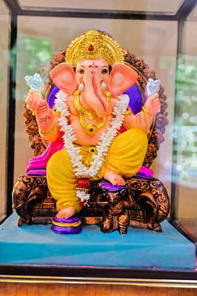 Prachtig Ganesh Standbeeld Glas Transparante Reflectie Hindoestaanse Hoofdgod — Stockfoto