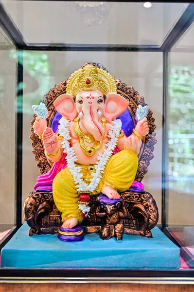Estátua Ganesh Vidro Reflexão Transparente Colorida Hindu Deus Principal — Fotografia de Stock