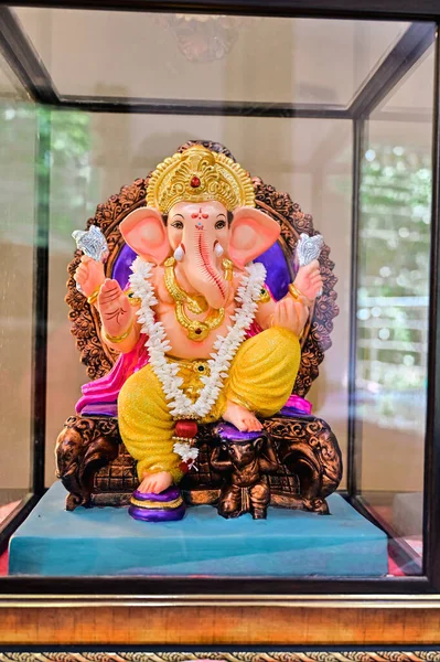 Estátua Ganesh Vidro Reflexão Transparente Colorida Deus Principal Hindu Tradicional — Fotografia de Stock