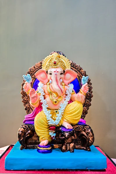 Hindoe God Ganesha Een Gele Broek Mooi Standbeeld Van God — Stockfoto
