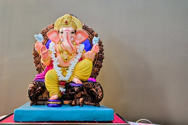 Standbeeld Van Een Hindoeïstische God Lord Ganesh Bruine Achtergrond Hoofdhindoeïstische — Stockfoto