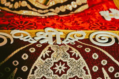 Beyaz Hint harfleri. Devanagari yazı tipi. Kırmızı Arkaplanda Devanagari Hintçe yazı tipi