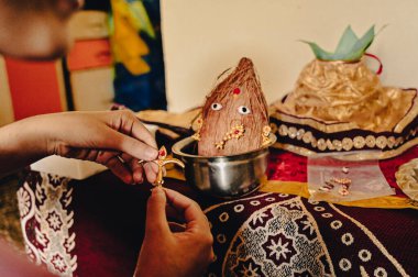 Hindu Tanrıça Surat Güzel Süreç 'i oluşturur. Tanrıça 'nın el yapımı. Ev Tapınağı. Sevimli elementler uygulanır. Hindu dininin sembolü. Tatiller ve festivaller. İbadet ve Ayinler 