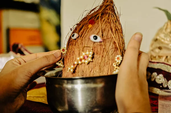 여신의 과정을 만드는 여신의 손으로 만들어 가정용 힌두교의 종교를 상징한다 — 스톡 사진