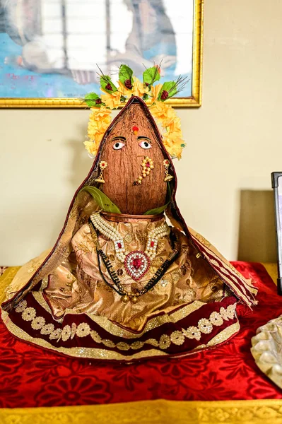 Kokos Smukke Gudinde Ansigtsportræt Kalash Ansigtsdekoration Hinduistisk Gudinde Indiske Helligdage - Stock-foto