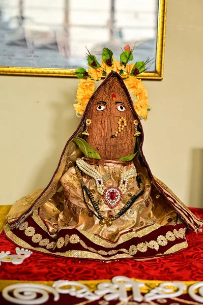 Portret Twarzy Kokosowej Kalash Dekoracji Twarzy Hinduskiej Bogini Święta Festiwal — Zdjęcie stockowe