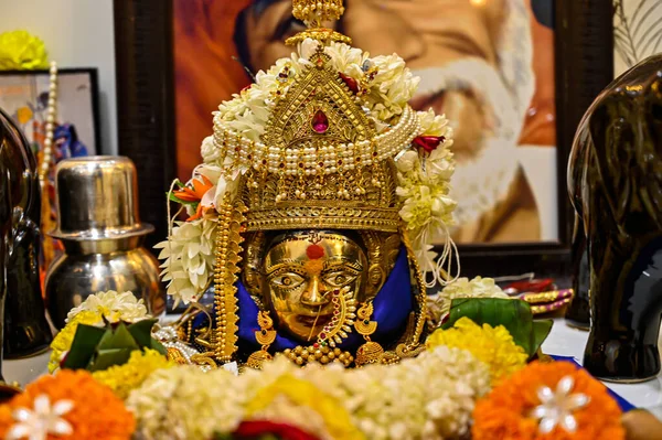 デヴィ ドゥルガの黄金像 デュルガ女神 顔の形をしている ヒンズー教の女神 ヒンズー教の文化と儀式 — ストック写真