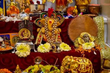 Güzel Altın Ganesha. Ev Tapınağı 'ndaki Hint Ana Tanrısı Heykeli. Ana Hindu Tanrısı. Hinduizm