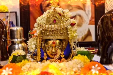 Devi Durga 'nın Altın Heykeli. Tanrıça Durga. Devi Face Formu. Hindu Tanrıçası. Ana