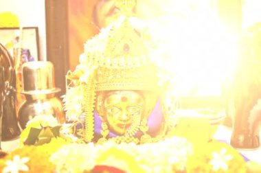 Devi Durga 'nın Altın Heykeli. Tanrıça Durga. Devi Face Formu. Ana Hindu Tanrıçası..