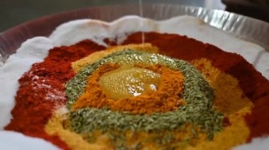 Yeşil Mango Turşusu İçin Masala Sıcak Yağa Karıştı.