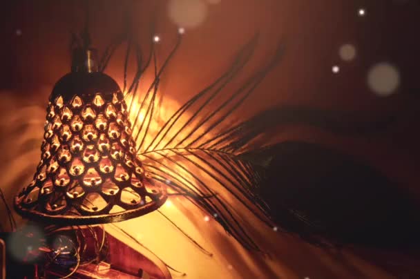 Brandende Kaars Het Donker Met Klok Pauwenveer Hindoe Traditioneel — Stockvideo