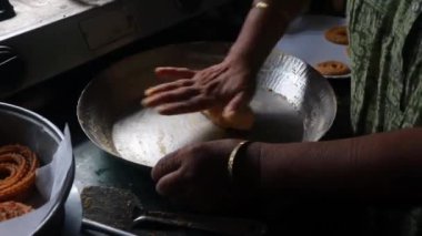 Hint Geleneksel Chakkali için Yumuşak Hamur. Diwali Geleneksel Atıştırmalık Pişirme Süreci. Hint Geleneksel Diwali Hazırlıkları. Lezzetli Hindistan