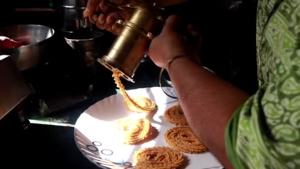 インドの伝統的なチャカリ油で追加する準備ができて深いフライのために ディワリ伝統的なスナック料理プロセス インドの伝統的なディワリの準備 おいしいインド — ストック動画