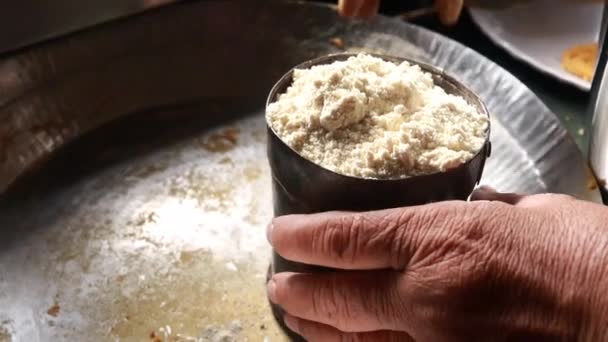 ボウルに小麦粉インドの伝統的なチャッカリの料理のために ディワリ料理を作る インドのキッチンと調理プロセス — ストック動画