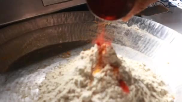 小麦粉に唐辛子粉を追加します チャカリの生地のための インドの伝統的なディワリスナック料理 — ストック動画