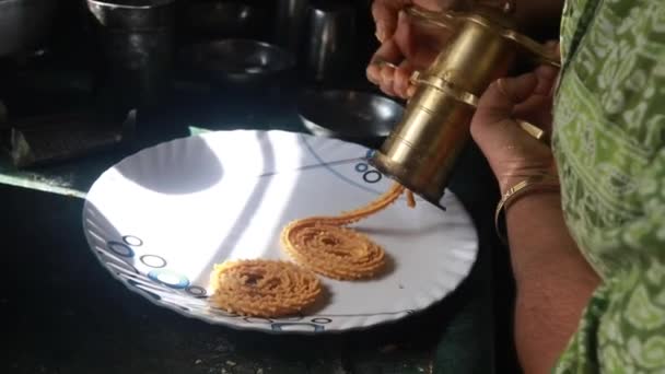 インドの伝統的なチャカリ油で追加する準備ができてフォーム深いフライのために ディワリ伝統的なスナック料理プロセス インドの伝統的なディワリの準備 おいしいインド — ストック動画
