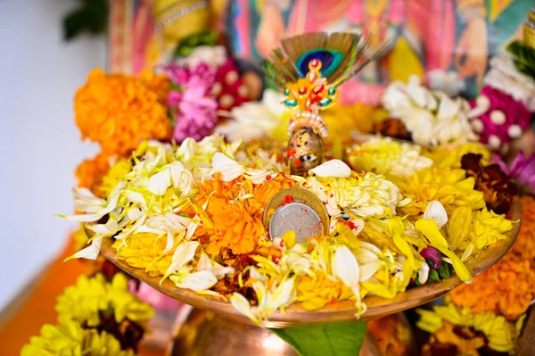 Satyanarayan Pooja New Home Frische Blumen Und Baby Krishna Wastu — Stockfoto