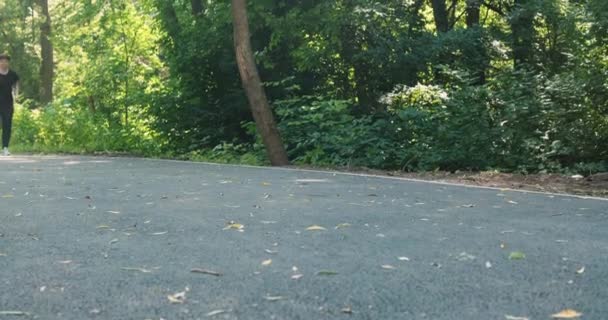 Genç Tombul Kadın Açık Havada Atletizmle Meşgul Parkta Kilo Vermek — Stok video