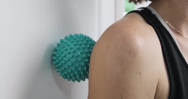 Bola Massagem Relaxamento Fascia Massagem Músculos Ombro Com Bola Rolo — Vídeo de Stock