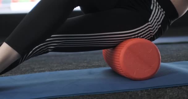 Edzőteremben Görkoris Myofascial Masszázscsípőt Készít Sportos Aki Habbal Végzett Fizioterápiás — Stock videók