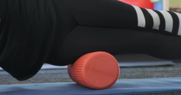 Pengembangan Otot Dengan Bantuan Roller Untuk Pelepasan Miofascial Pelatih Kebugaran — Stok Video