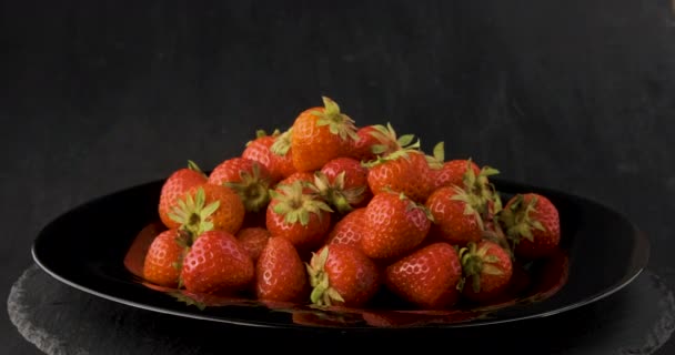 신선하게 딸기는 놓여져 회전하는 움직임 고품질 — 비디오