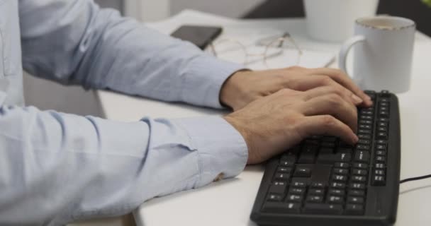Mężczyźni Piszą Klawiaturze Kierownik Biura Podczas Pracy Praca Komputerowa Ślepy — Wideo stockowe
