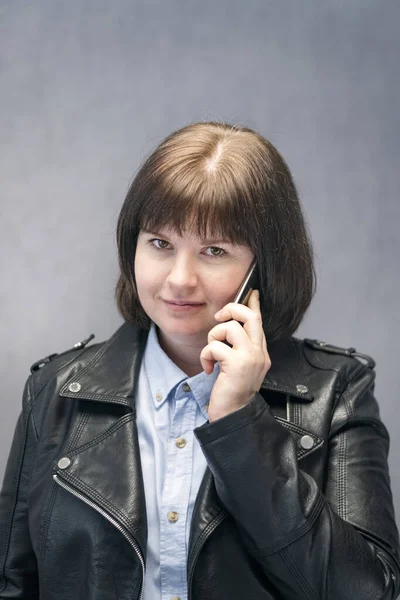 Retrato Una Hermosa Morena Con Teléfono Jefe Resuelve Los Problemas — Foto de Stock