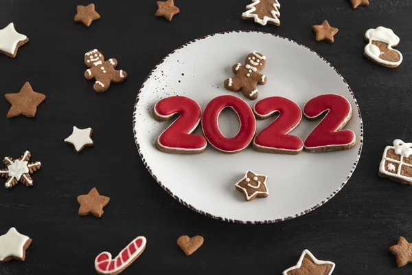 上の図白いプレート上のおいしい釉クッキー 番号2022 星とモミの木 お正月料理のコンセプト — ストック写真