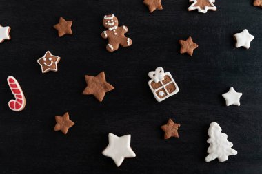 Geleneksel hamur işleri. Siyah arkaplan görünümlü Noel jöleli kurabiyeler.