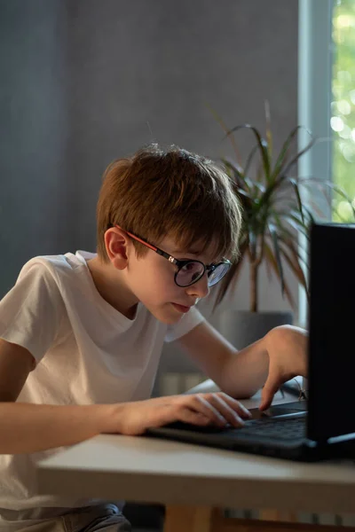 Έφηβος Γυαλιά Παίζει Ενθουσιασμό Ηλεκτρονικά Παιχνίδια Μαθητής Διαβάζει Στο Κομπιούτερ — Φωτογραφία Αρχείου