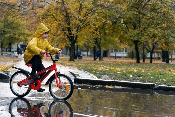 Joyeux Enfant Fait Vélo Sous Pluie Les Flaques Garçon Imperméable — Photo