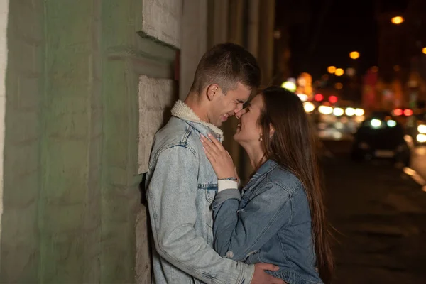 Portret Van Lachend Jong Koppel Zoenen Nachtelijke Stadsachtergrond Romantisch Afspraakje — Stockfoto