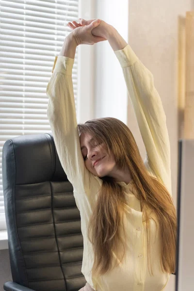 Министр Тянется Рабочем Месте Девушка Сидит Стуле Поднимает Руки Вытянуть — стоковое фото