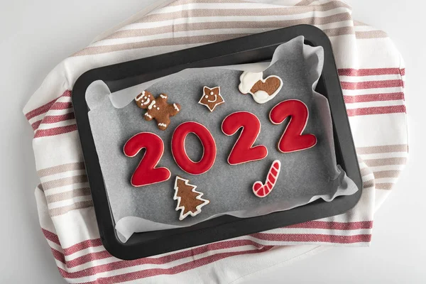 ジンジャーブレッド番号2022とベーキングシート上の釉薬砂糖アイシングとクリスマスクッキー 伝統的なベーキング — ストック写真