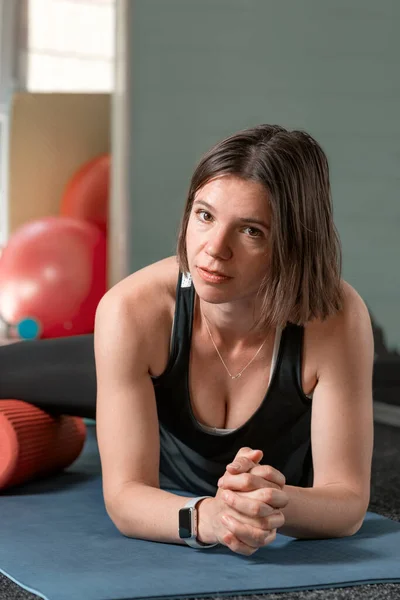 Ung Sexig Kvinna Sportkläder Träningen Yogamattan Fitness Instruktör Porträtt — Stockfoto