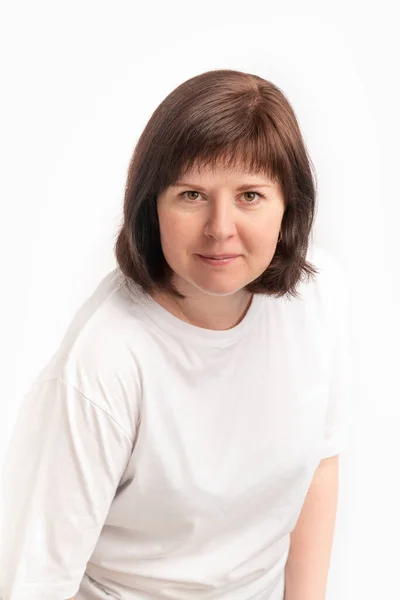 白地に白いTシャツを着た黒髪の中年女性の肖像 前髪のある女性のヘアカット — ストック写真