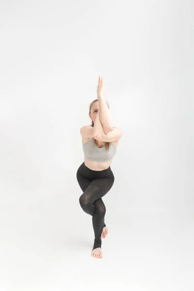 Det Garudasana Örnnäsa Ung Smal Kvinnlig Yogainstruktör Utför Asana Vit — Stockfoto
