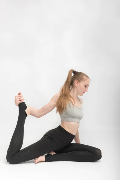 Eka Pada Rajakapotasana Duvgås Ung Smal Kvinna Utövar Yoga Gymnastträning — Stockfoto