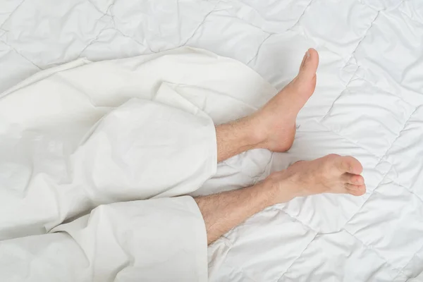 Photo Male Feet Bed Sheet Top View Man Sleeping Bed — Stock Photo, Image