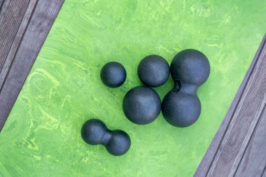 Miyofasyal tahliye için toplar. MFR için ekipman. Kendi kendine masaj. Miyofasyal gevşeme. Üst görünüm.